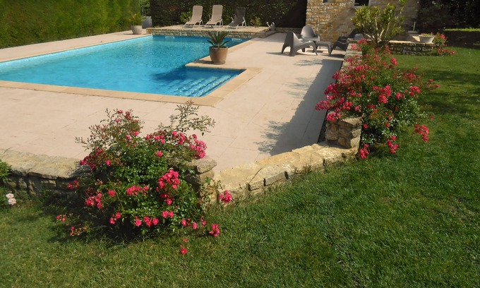 Saint-Victor-la-Coste Cottage | Gite l'Atelier with swimming pool