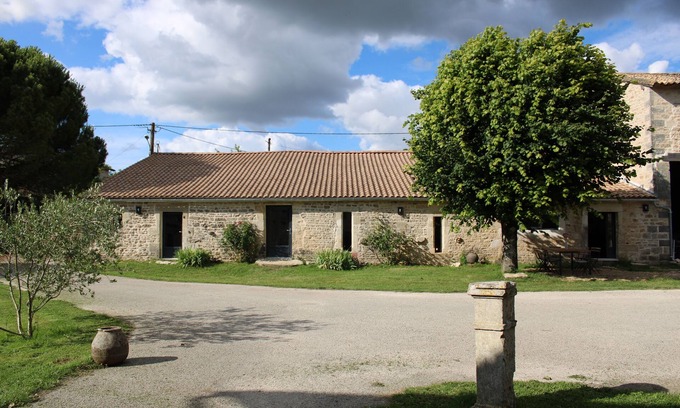 Prailles House | Gîte La Louise close to the Marais Poitevin, charming farmhouse with swimming pool and spa