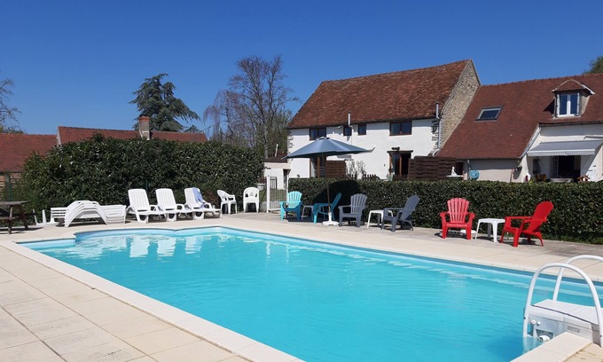 Neure House | Gite Les-Vines, Vin Blanc, in a quiet hamlet with pool.