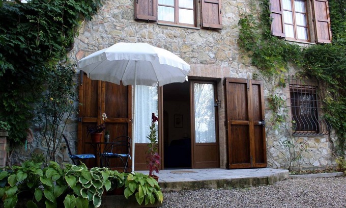 Casciano di Murlo Apartment | Gite Montemirello, with garden and swimming pool