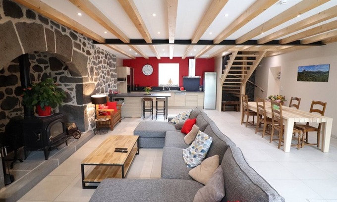 Neussargues-Moissac Cottage | Gite Neussargues en Pinatelle, 4 bedrooms, 9 persons