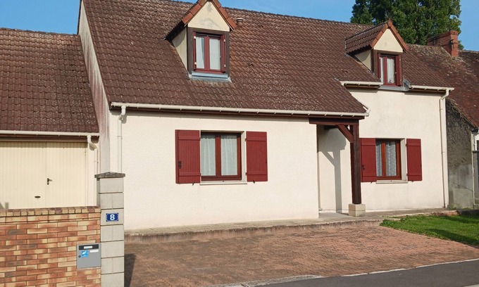 Maintenon Villa | Gîte on the banks of the Eure. Quiet location with 4 bedrooms, 2 bathrooms and parking.
