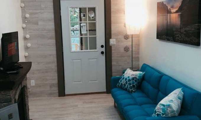 Palisades House | Glacier Tiny House -Valley Village