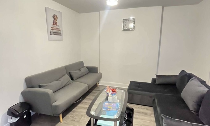 Askew Apartment | Glamorous flat in shepherd's bush