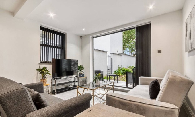 Southfields Apartment | Glamourised 1 Bed Apt with Private Garden