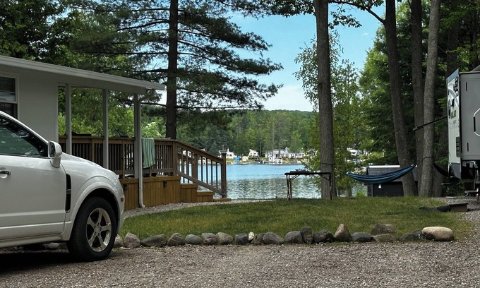 Harrison House | Glamp & Get Amped Lake views, bubbly hot tub, paddle boat joy, & unlimited fun!