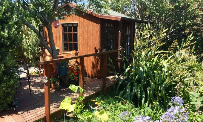 Haumoana Ski Chalet | Glamping in a sweet cabin overlooking lagoon
