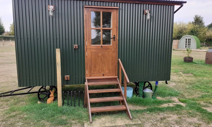 Chippenham Cabin | Glamping in Wiltshire in our luxury Shepherds Hut
