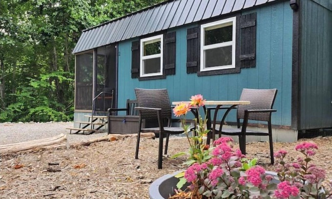 Silver Point Cabin | Glamping Tiny Home near Center Hill Lake