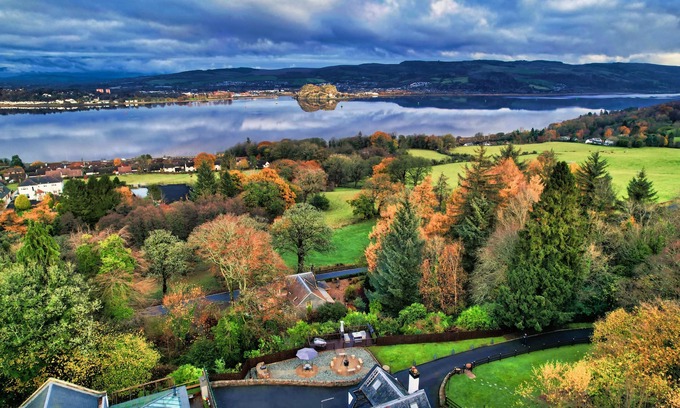Langbank Cottage | Gleddoch Coach House offers an exclusive retreat near Glasgow.