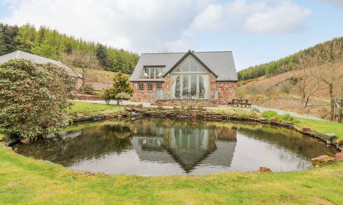 Kirriemuir Cottage | GLEN CRUICK, pet friendly, luxury holiday cottage in Kirriemuir