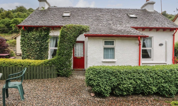 Fort William House | GLEN NEVIS COTTAGE, pet friendly, with open fire in Fort William