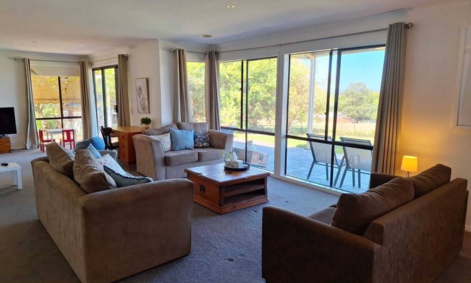 Rutherglen House | Glenacre of Rutherglen - spacious house on an acre with great views