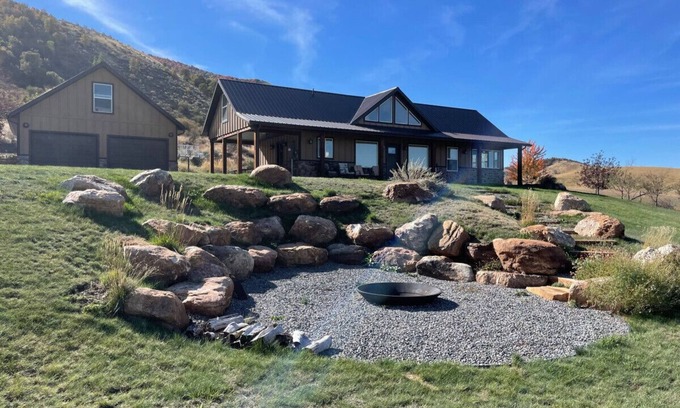 Preston Cabin | Glendale Reservoir Retreat (Kayaks, Paddleboards & Tubes!)