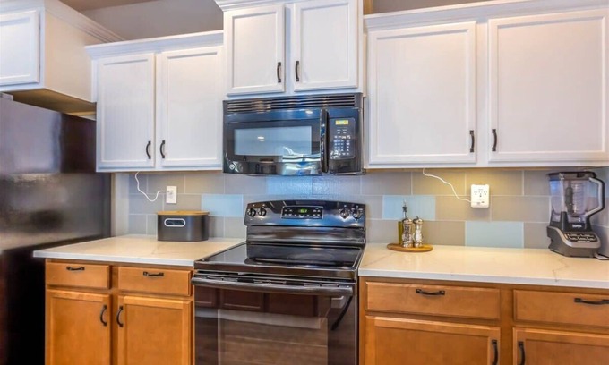Larkspur House | Gleneden Getaway Pet Friendly Hot Tub