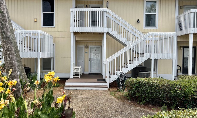 Holiday Isle Condo | Glenwood - Unit 1002 on the Golf Course!