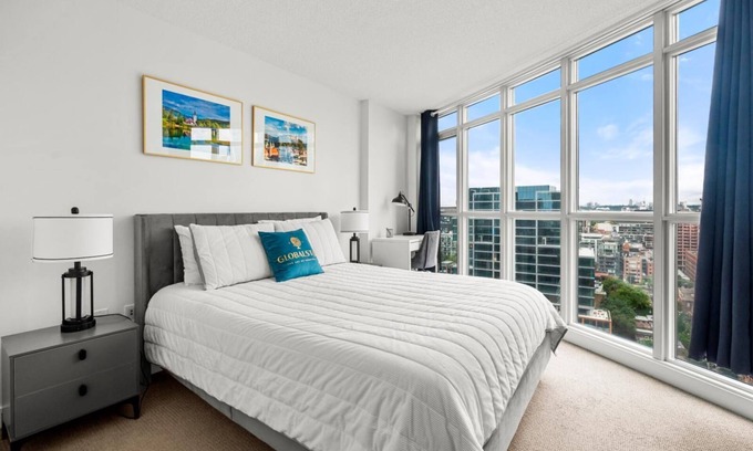 Wellington Place Condo | GLOBALSTAY 1 Bedroom with a Romantic View of Trains in Downtown