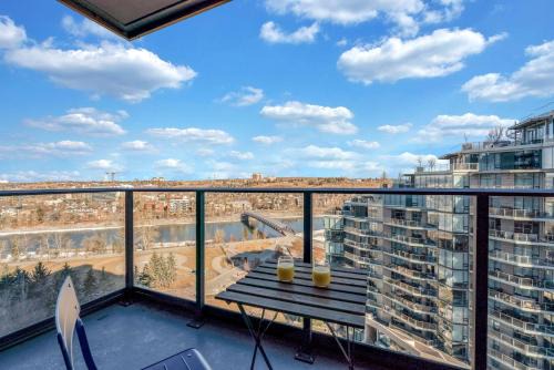 Eau Claire Apartment | Golden Horizon Luxe Comfort & Iconic City Views