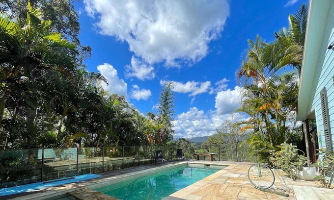 Uki House | Golden Retreat Ultimate 5 Bed with seperate Villa (Sleeps 10)