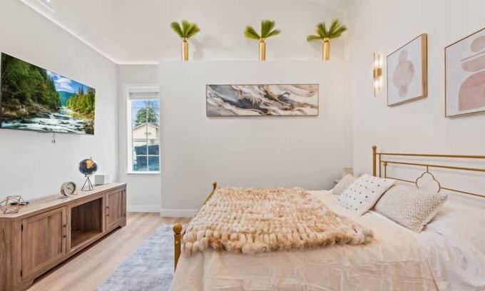 Los Cerritos Apartment | Golden Roseville Luxe Retreat