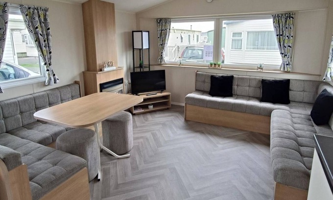 Kinmel Bay Cabin | Golden Sands 3-Bed Caravan, Parking & Pet Friendly
