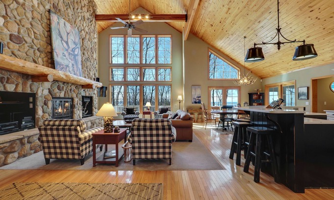 Birchwood Farms House | Golf Privileges | Country Club | 5 miles to Downtown | Hot Tub | Sleeps 20
