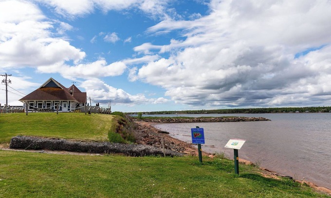Georgetown House | Golfer's Haven! 3-bdrm cottage with modern comforts in a quaint fishing village