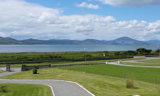 Fenit House | Golfers Retreat , family reunions ,relaxing-haven , enjoying an Atlantic view !