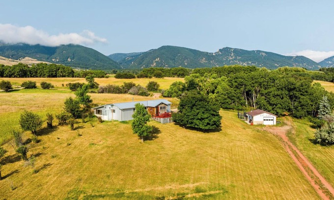 Saddlestring House | Gone Fishin' – Hot Tub & BBQ | Mountain Retreat
