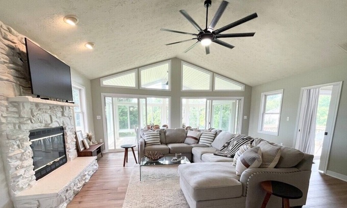 Twin Oaks House | Good Vibes LKA. Lake View w/Boat Slip + golf cart