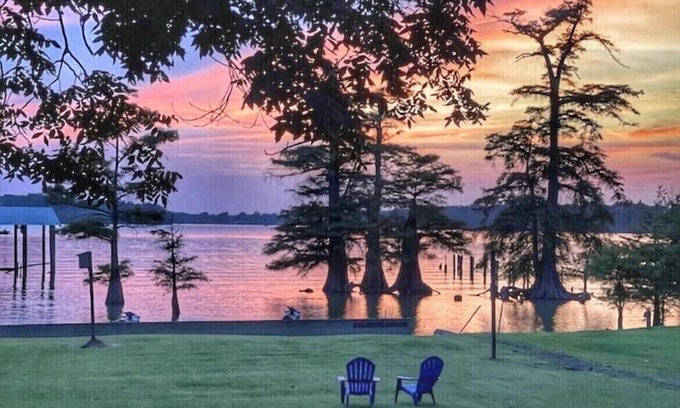 Dundee House | ðGoodnight Moon resting on the banks of Moon Lake near Clarksdale MS & Helena AR