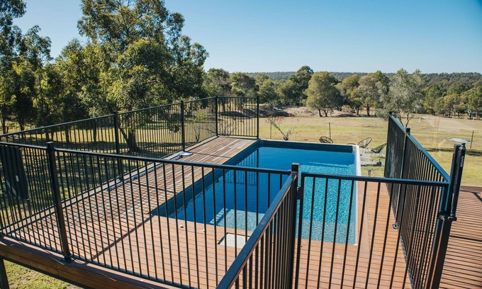 Blackbutt Cabin | Gorgeous 3 bedroom raked ceiling cabin