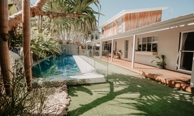 Marcoola House | Gorgeous 5 bedroom beach house. Dog/Kid Friendly.