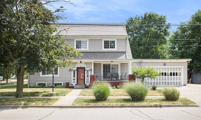 Battle Creek House | Gorgeous 5 bedroom Historic Home in Battle Creek