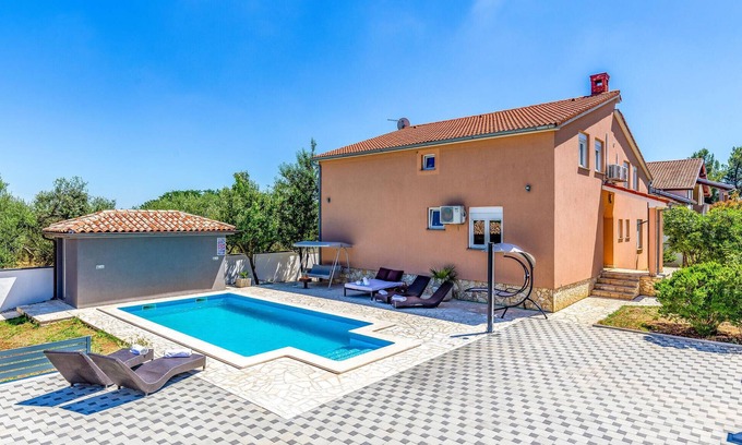 Valdebek Apartment | Gorgeous apartment in Pula with WiFi