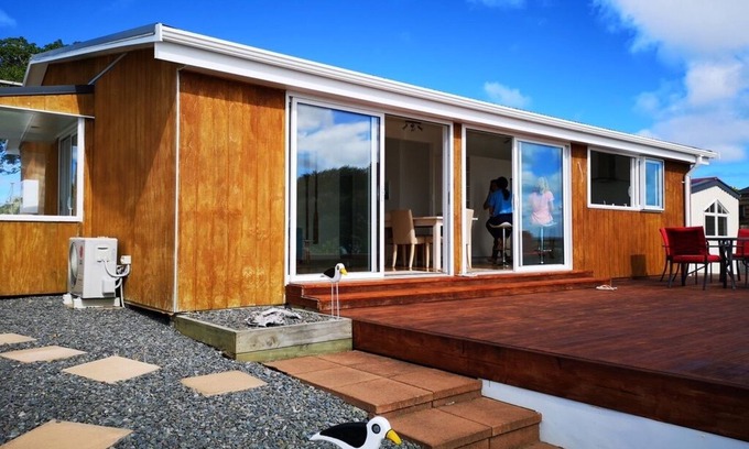 Auckland House | Gorgeous beachfront Kiwi Bach!