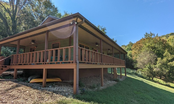 Gainesboro Cabin | Gorgeous Cabin with Panoramic Mountain Views!