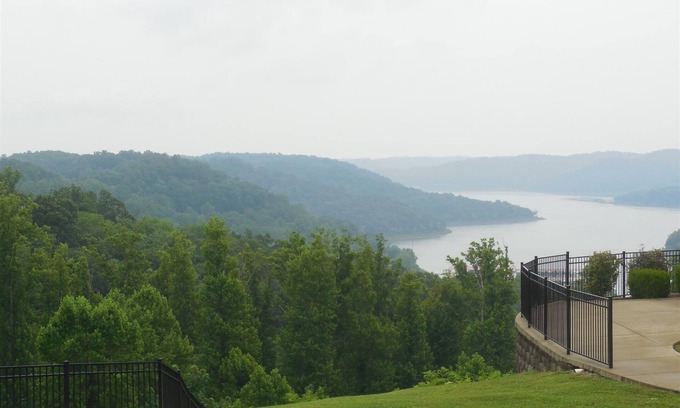 Lancaster Condo | Gorgeous Condo with view overlooking Center Hill Lake