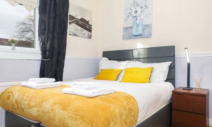Gilmerton Bed & Breakfast | Gorgeous Family Room in Elegant Cottage
