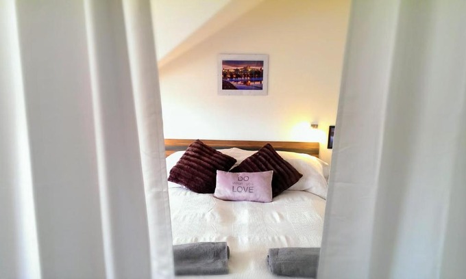 Dejvice Apartment | Gorgeous Flat Amazing Location Walking dist Castle