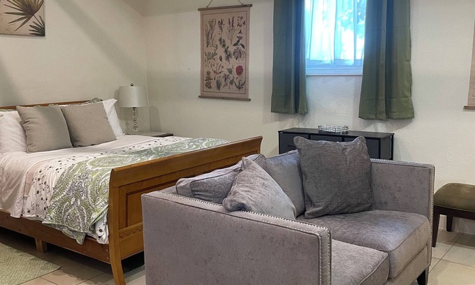 Van Nuys Apartment | Gorgeous Green Guesthouse