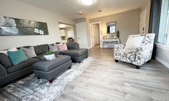 Salina House | *Gorgeous Hideout, Close to everything, 3 bedrooms, fully remodeled!*