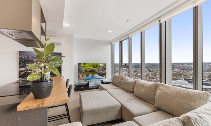 Moonee Ponds Apartment | Gorgeous High-Rise Unit with Sky Bar, Pool and Gym
