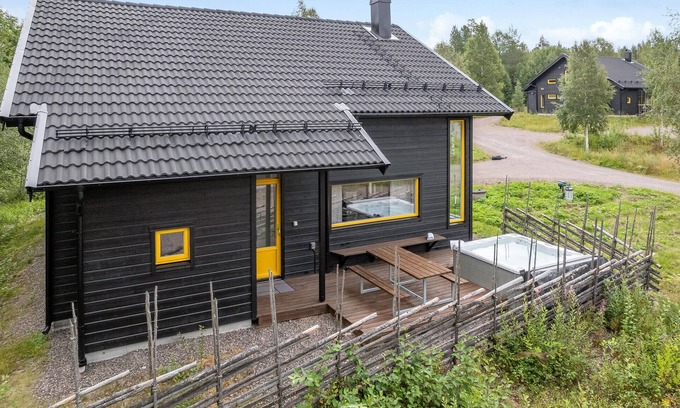 Transtrand House | Gorgeous home in Transtrand with WiFi