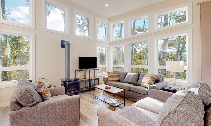 Nehalem House | Gorgeous home with a gas grill, kitchen, washer/dryer, patio, & gas fireplace