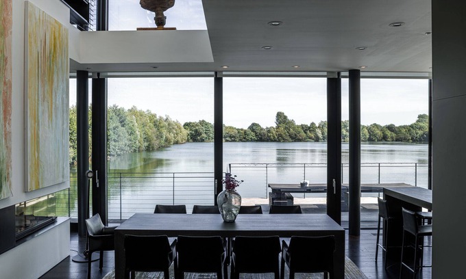 Lechlade Villa | Gorgeous Lakeside Villa with wellness SPA and 9 seater cinema