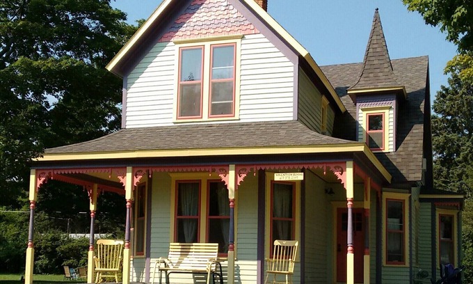 Elberta House | Gorgeous Large Victorian House In Elberta/Frankfort Area