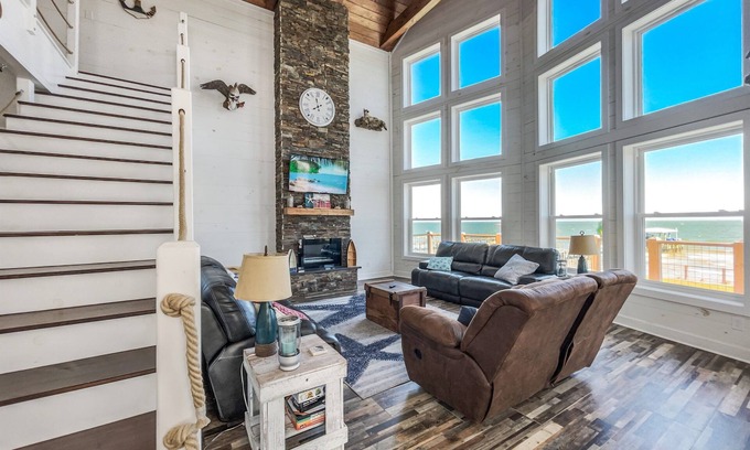 San Leon House | Gorgeous Lodge w/Heated Pool + Pier