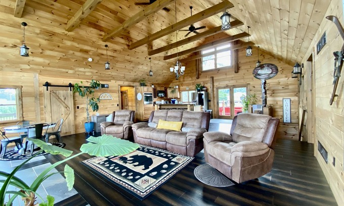 Harrisonville Cabin | Gorgeous Log Cabin with breathtaking views