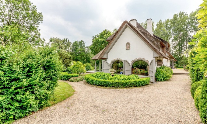 Leuven Villa | Gorgeous mansion in garden park — large parking, accessible & self check-in